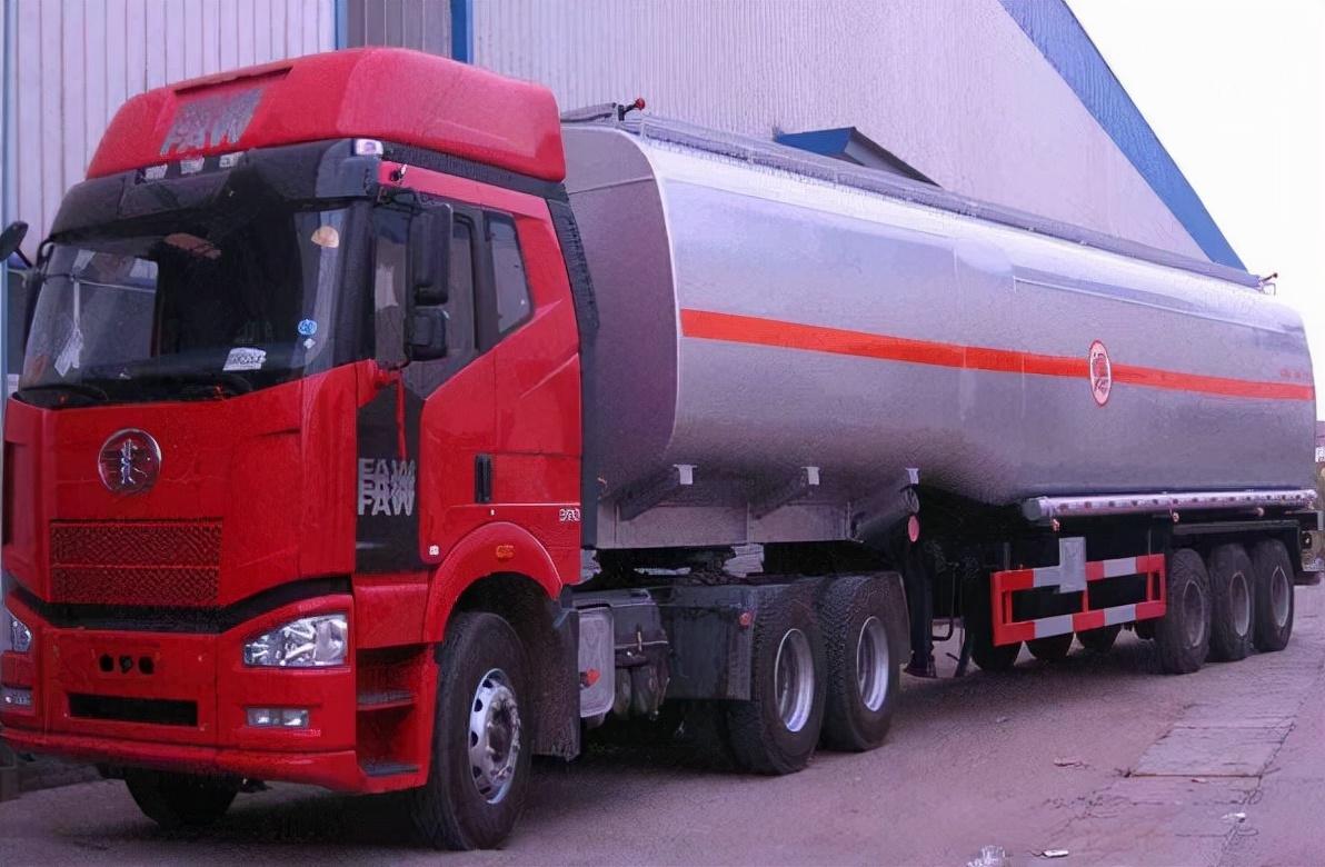 道路普通貨物運(yùn)輸中危險(xiǎn)品運(yùn)輸?shù)臏?zhǔn)入條件